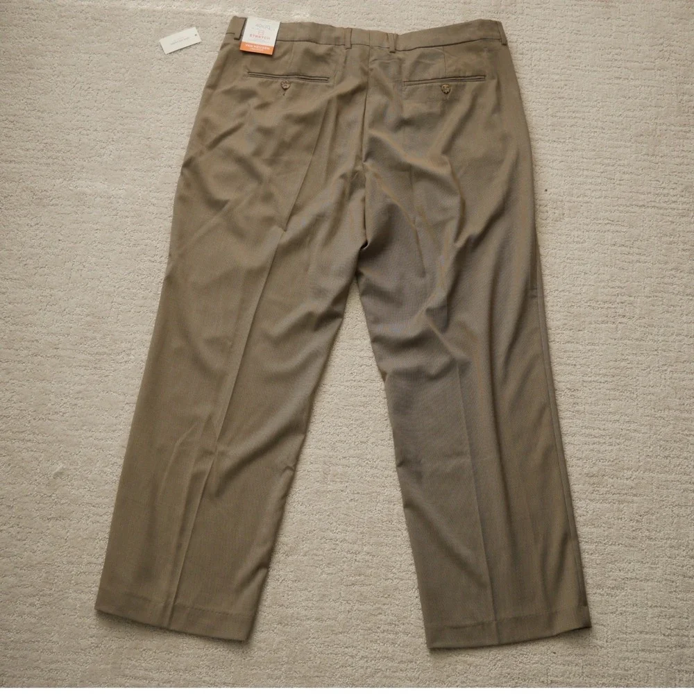 Van Heusen Traveler Mens 40x30 Classic Fit Stretch Dress Pants Tan Non-Iron